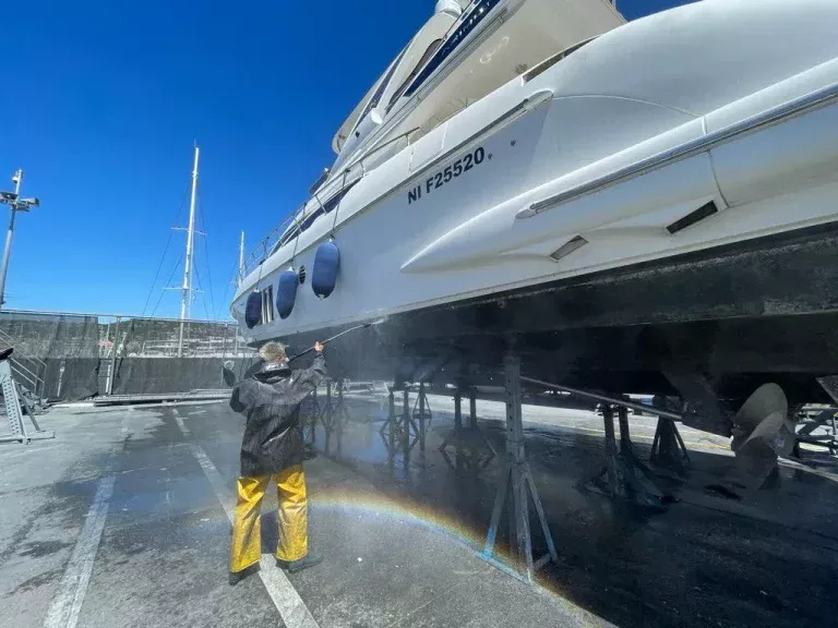 Sortie d'eau, révision et carénage d'un bateau Azimut à Antibes