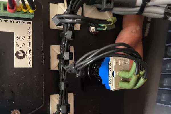 Changement de contacteur de commande d'une pompe à eaux noires d'un Sunseeker à Golfe-Juan